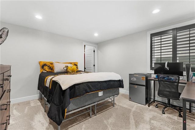1109 SW Brookside Court, Lee's Summit, MO 64064