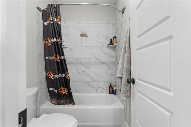 1109 SW Brookside Court, Lee's Summit, MO 64064