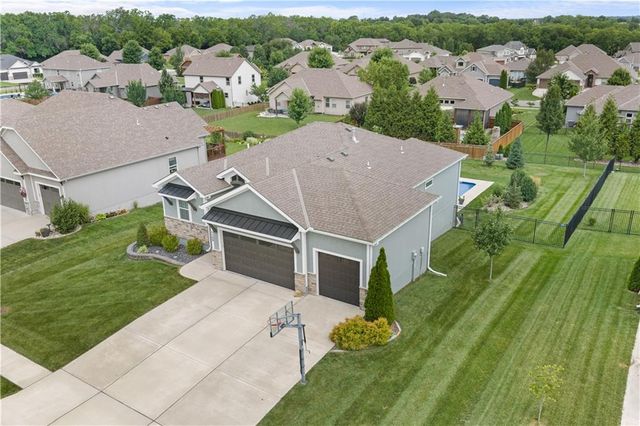 1109 SW Brookside Court, Lee's Summit, MO 64064