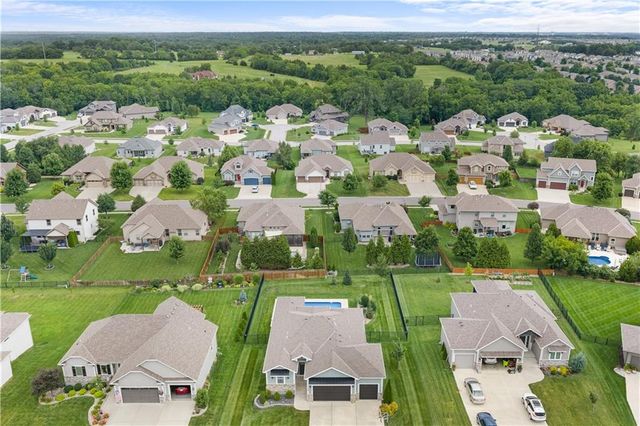 1109 SW Brookside Court, Lee's Summit, MO 64064