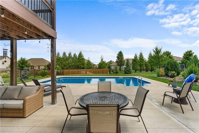 1109 SW Brookside Court, Lee's Summit, MO 64064