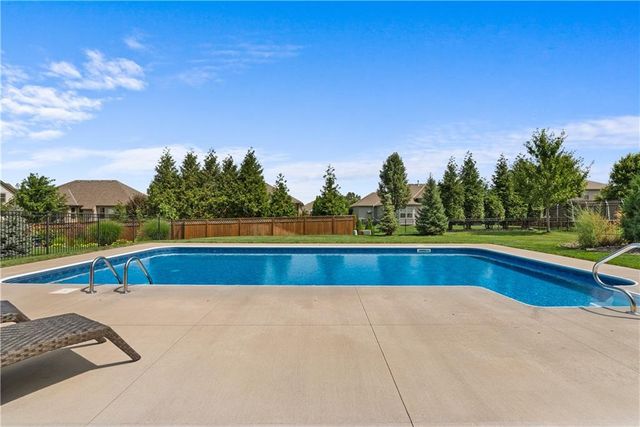 1109 SW Brookside Court, Lee's Summit, MO 64064