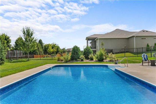 1109 SW Brookside Court, Lee's Summit, MO 64064