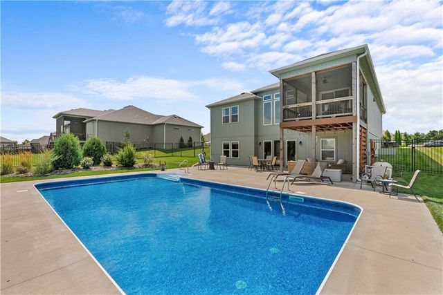 1109 SW Brookside Court, Lee's Summit, MO 64064