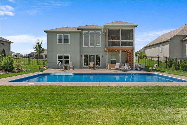 1109 SW Brookside Court, Lee's Summit, MO 64064