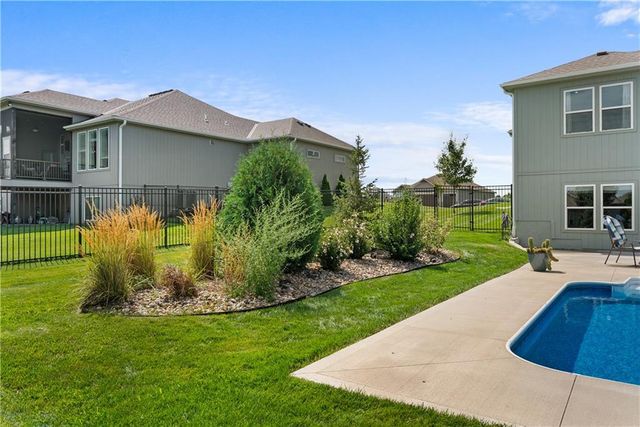 1109 SW Brookside Court, Lee's Summit, MO 64064