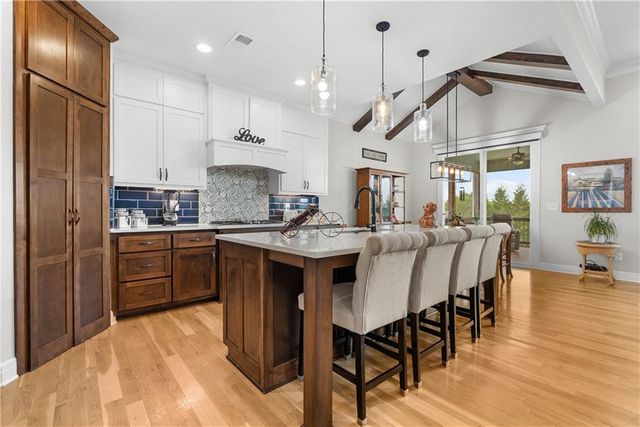 1109 SW Brookside Court, Lee's Summit, MO 64064