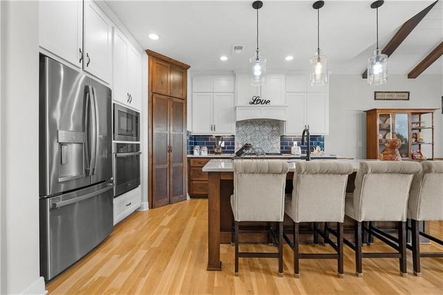 1109 SW Brookside Court, Lee's Summit, MO 64064