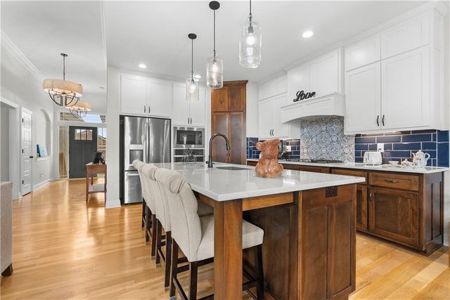 1109 SW Brookside Court, Lee's Summit, MO 64064