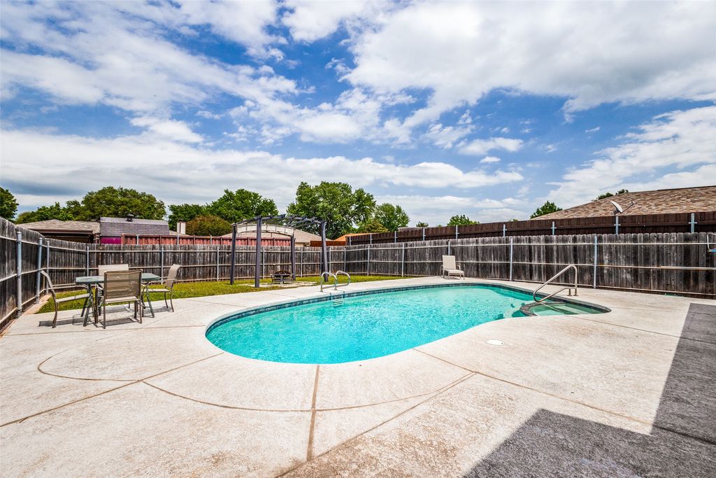 1323 Lark Lane, Lewisville, TX 75077