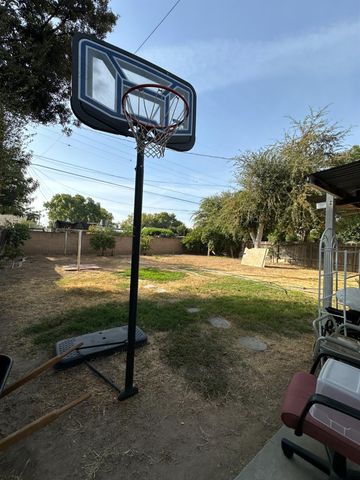 915 W Fountain Way, Fresno, CA 93705