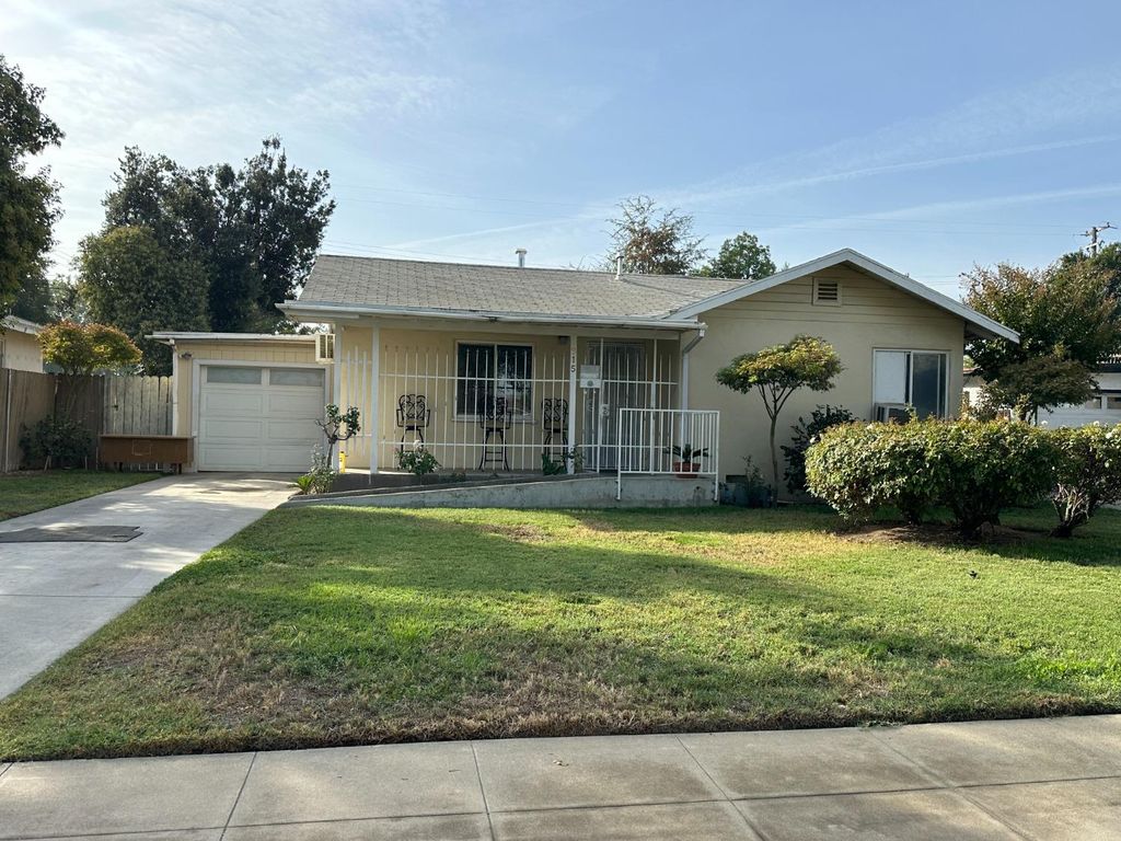 915 W Fountain Way, Fresno, CA 93705