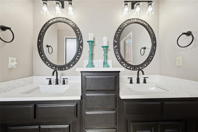 912 Preston Park Drive, Yukon, OK 73099