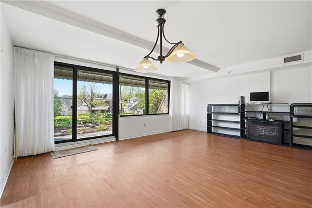 750 Washington Rd 109, Mt Lebanon, PA 15228