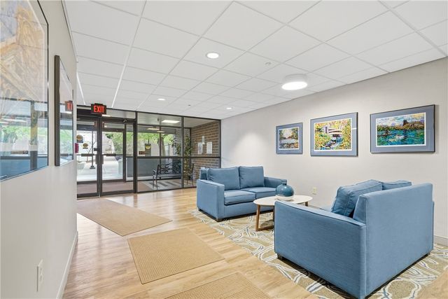 750 Washington Rd 109, Mt Lebanon, PA 15228