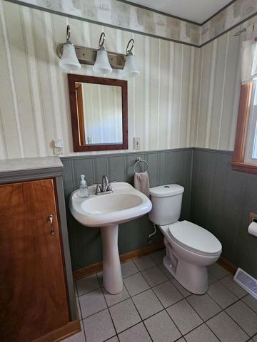 455 E ELLEFSON STREET, Iola, WI 54945