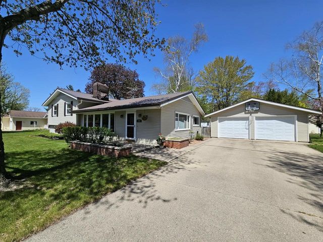 455 E ELLEFSON STREET, Iola, WI 54945