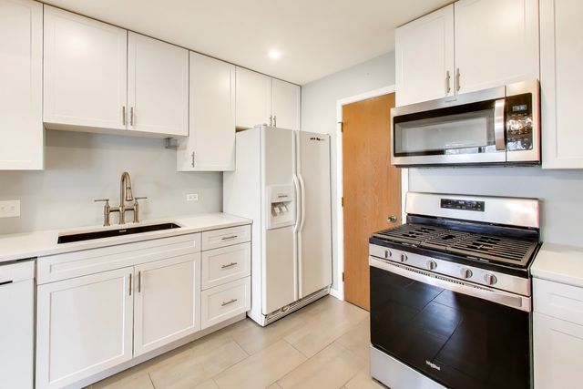 10 Waterbury Lane M2, Schaumburg, IL 60193