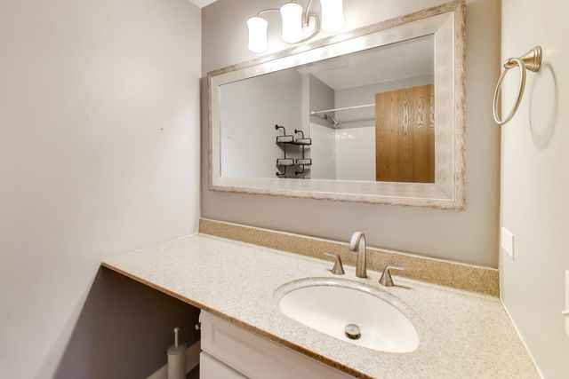 10 Waterbury Lane M2, Schaumburg, IL 60193