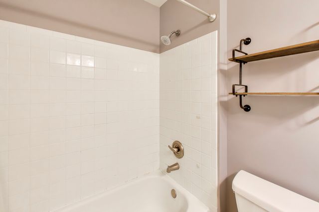 10 Waterbury Lane M2, Schaumburg, IL 60193