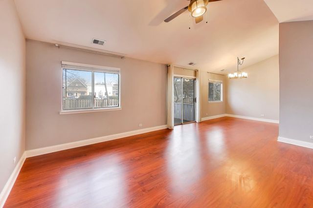 10 Waterbury Lane M2, Schaumburg, IL 60193