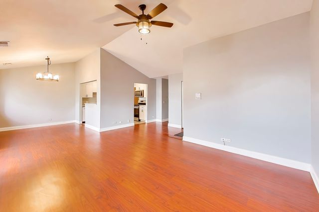 10 Waterbury Lane M2, Schaumburg, IL 60193