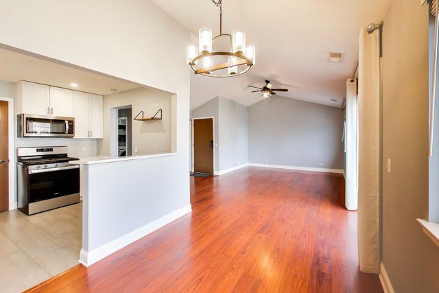 10 Waterbury Lane M2, Schaumburg, IL 60193