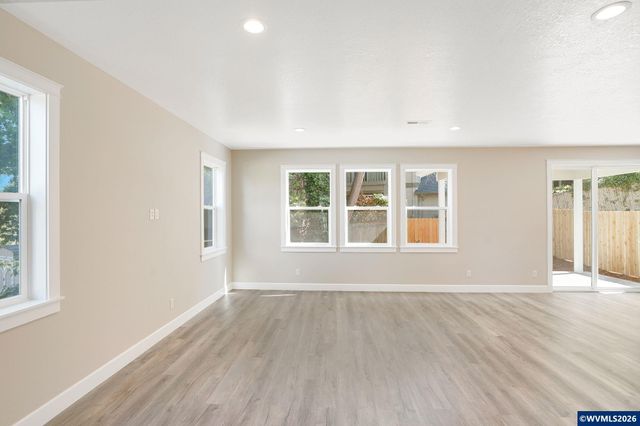 160 Salem Heights Av S, Salem, OR 97302