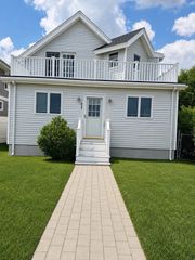 639 Quincy Shore Dr, Quincy, MA 02170
