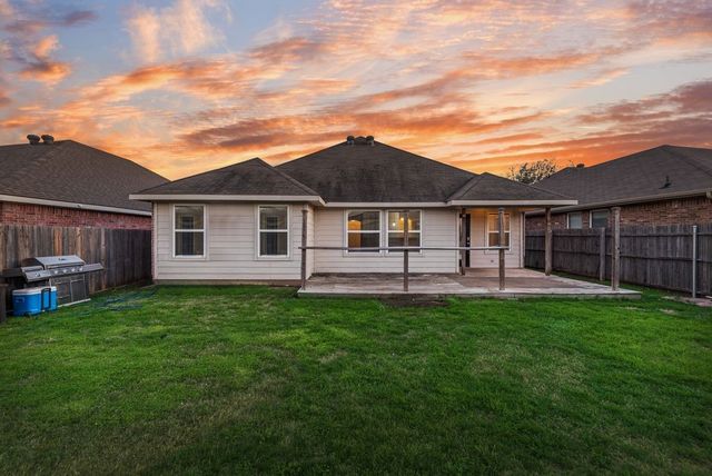 500 Crescent Creek Lane, Fort Worth, TX 76140