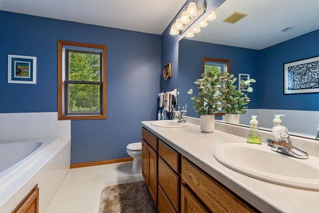 2437 Matterhorn Drive E, Maplewood, MN 55119