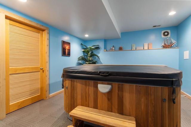 2437 Matterhorn Drive E, Maplewood, MN 55119