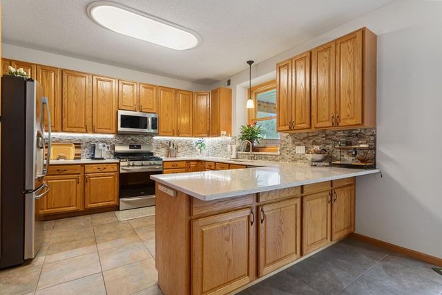 2437 Matterhorn Drive E, Maplewood, MN 55119