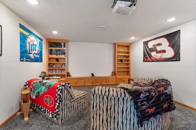 2437 Matterhorn Drive E, Maplewood, MN 55119