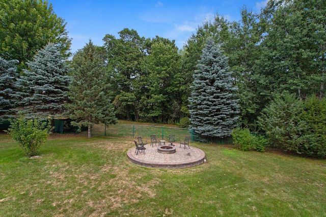 2437 Matterhorn Drive E, Maplewood, MN 55119