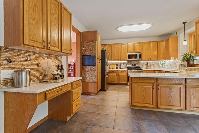 2437 Matterhorn Drive E, Maplewood, MN 55119