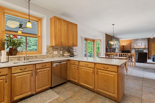 2437 Matterhorn Drive E, Maplewood, MN 55119