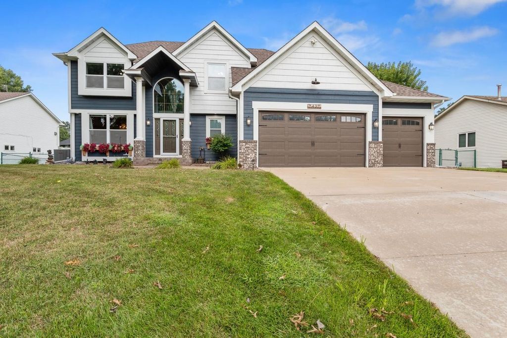2437 Matterhorn Drive E, Maplewood, MN 55119