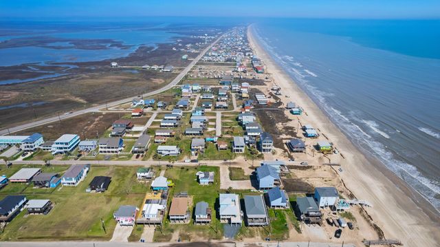 206 Sand Dune Court, Surfside Beach, TX 77541