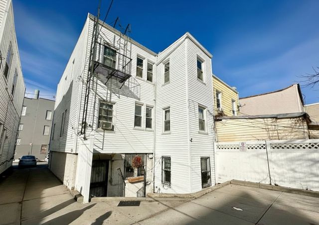 51-19 34th Street, New York City, NY 11101