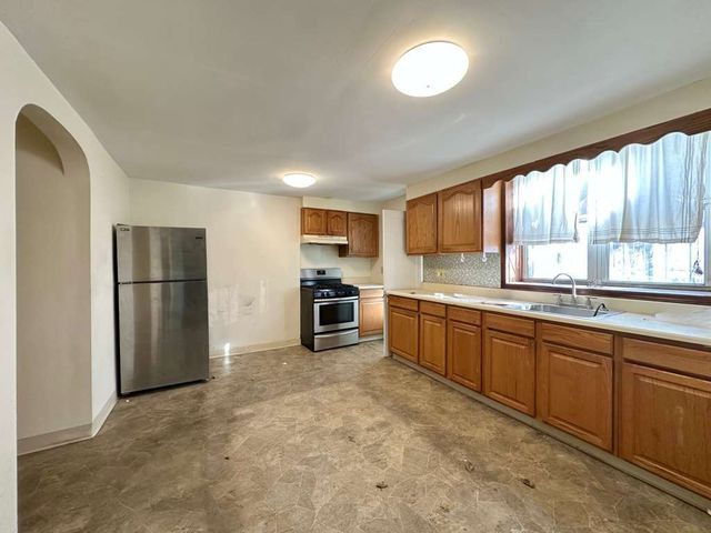 51-19 34th Street, New York City, NY 11101