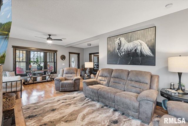 302 9TH Street, Silvis, IL 61282