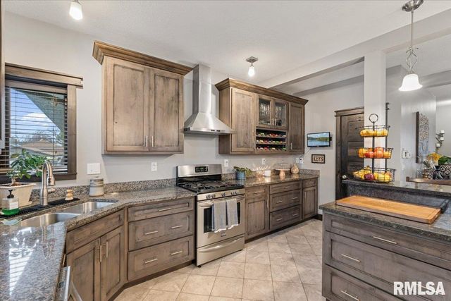 302 9TH Street, Silvis, IL 61282