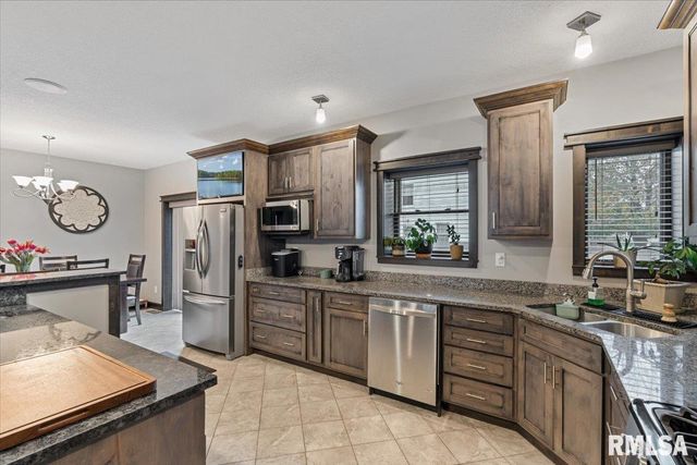 302 9TH Street, Silvis, IL 61282