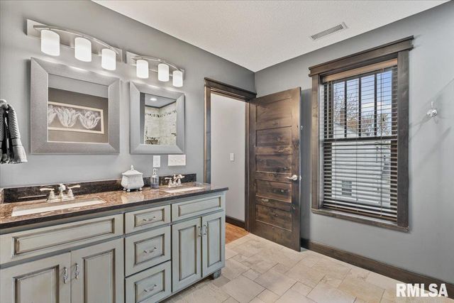 302 9TH Street, Silvis, IL 61282