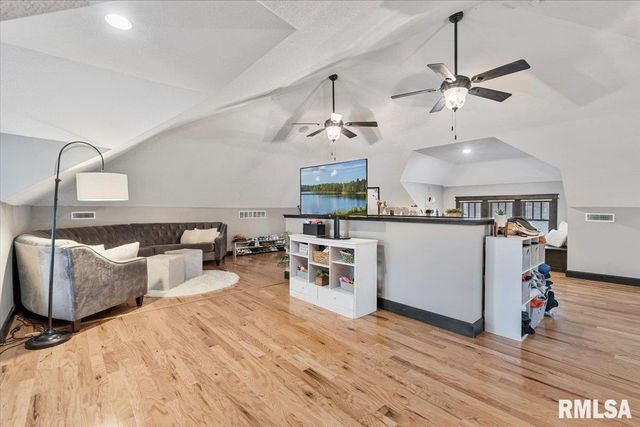 302 9TH Street, Silvis, IL 61282