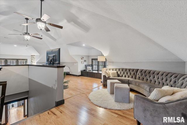 302 9TH Street, Silvis, IL 61282