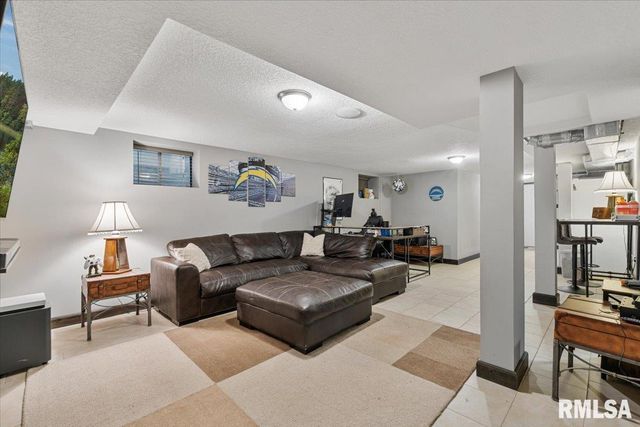 302 9TH Street, Silvis, IL 61282