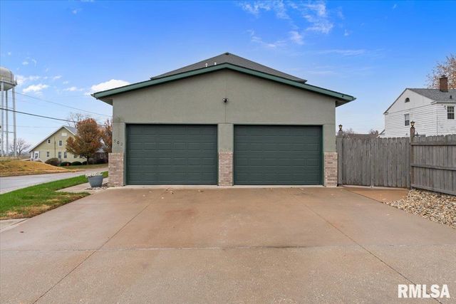 302 9TH Street, Silvis, IL 61282