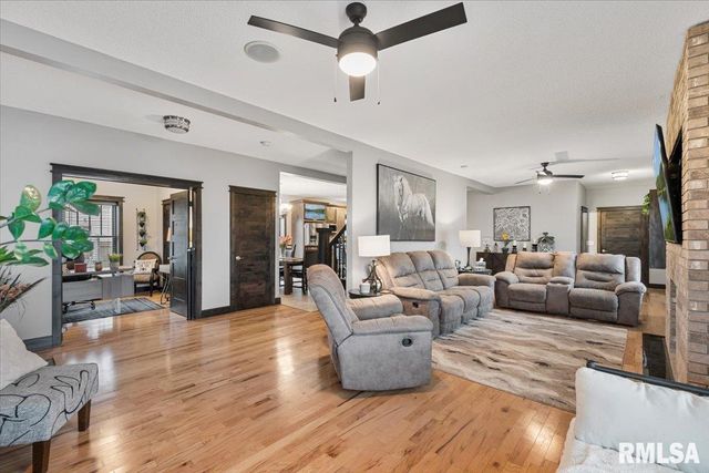 302 9TH Street, Silvis, IL 61282